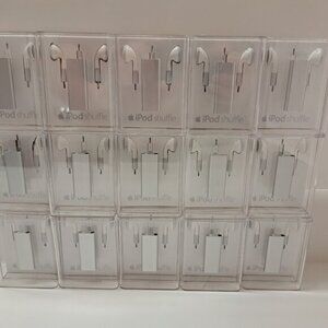 1X Apple IPod Shuffle 3rd Generation Silver 2gb New Opened Box